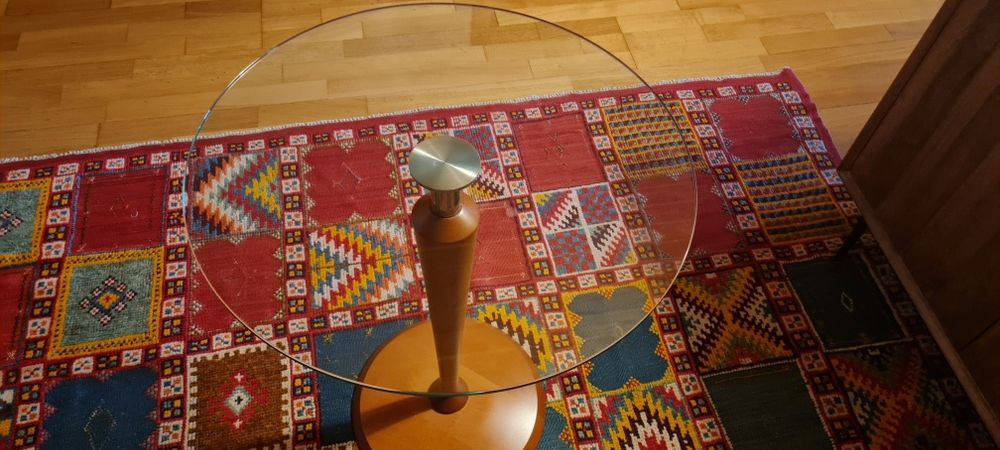 Mesa de apoio redonda com pé em madeira