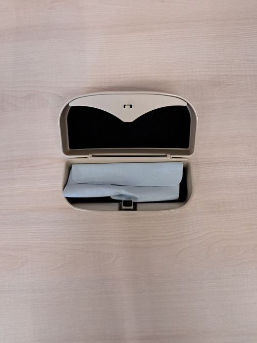 Samochodowe etui na okulary z ściereczką