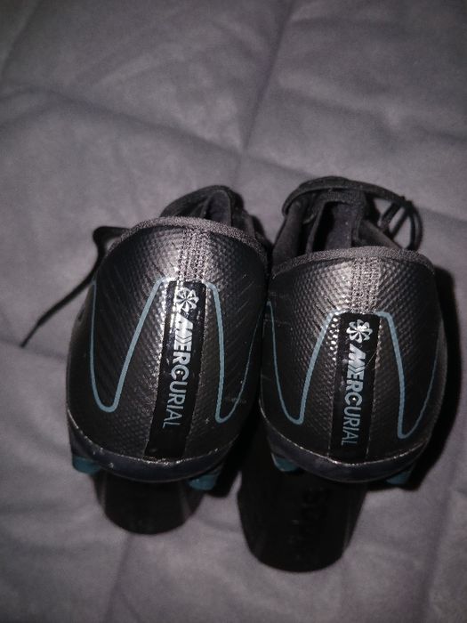 Vendo chuteiras de Nike tamanho 42 mais caneleiras