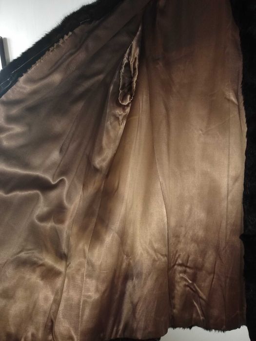 Damski płaszcz naturalne futro z kóz syberyjskich, koloru czarnego.