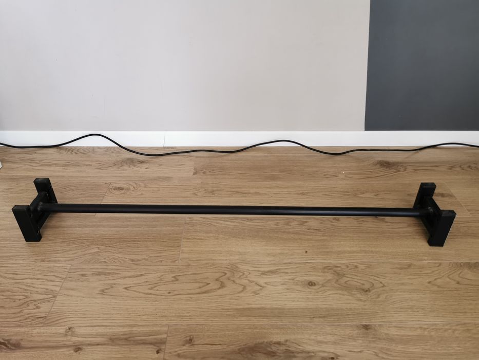 Drążek do podciągania w korytarzu