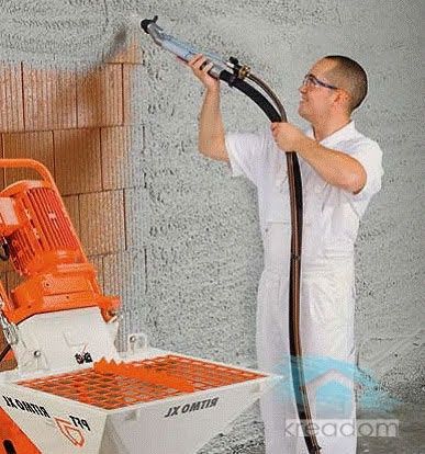 Гіпсова штукатурка механізованим способом.