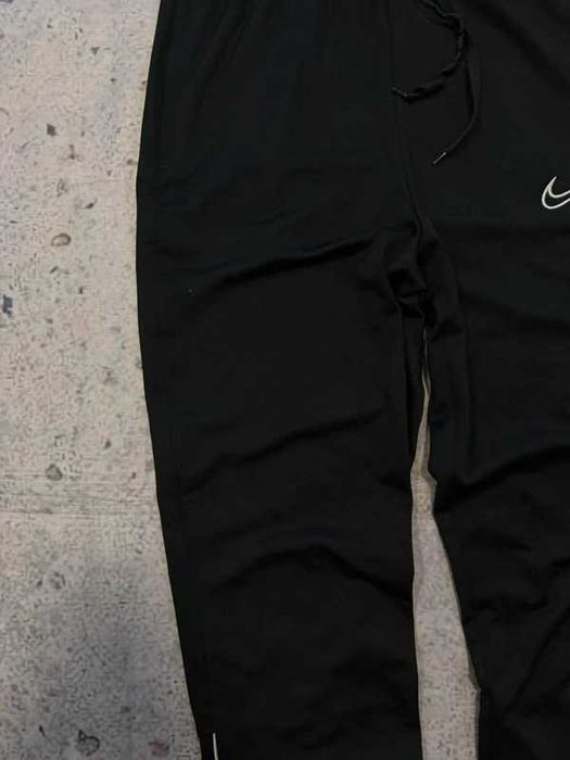 Czarne sportowe spodnie dresy Slim Nike Dri-Fit S