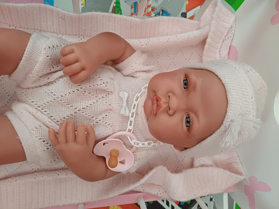 Boneca com roupa e cama