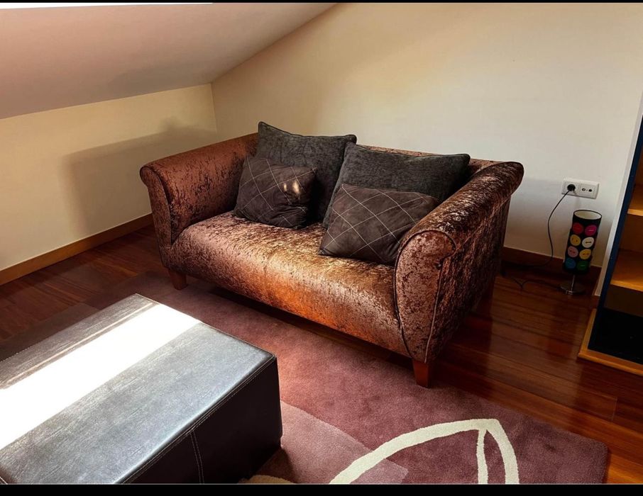 Dois sofás + mesa de centro + carpete