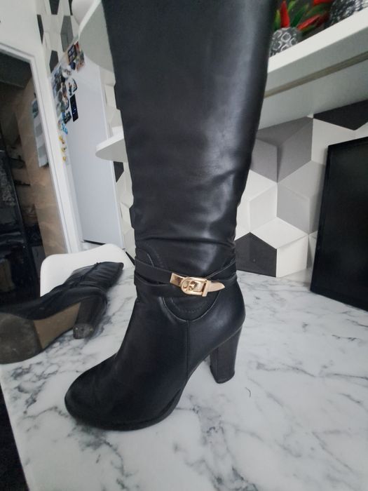 czarne kozaki na obcasie