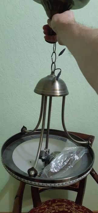 Люстра металлическая.