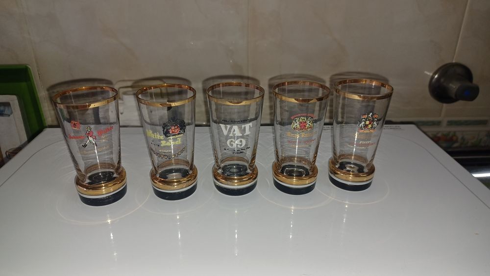 Copos de licor com rebordo dourado