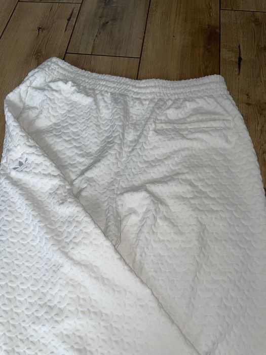Білий косюм adidas monogram