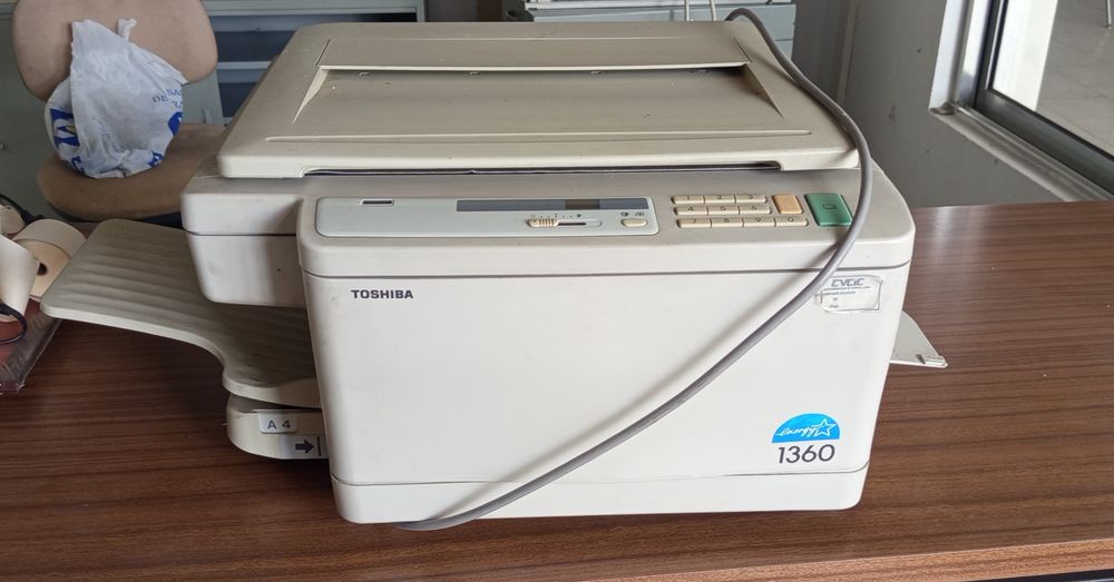Lote de Escritório (Secretária Metálica Industrial e Fotocopiadora Toshiba) – Lousada