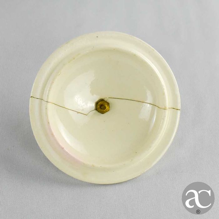 Caixa em porcelana e metal dourado, de finais do século XIX/início do XX
