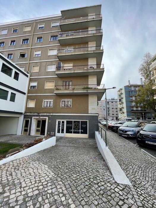 Escritório para arrendar em Belém num 1º Andar atrás do CCB