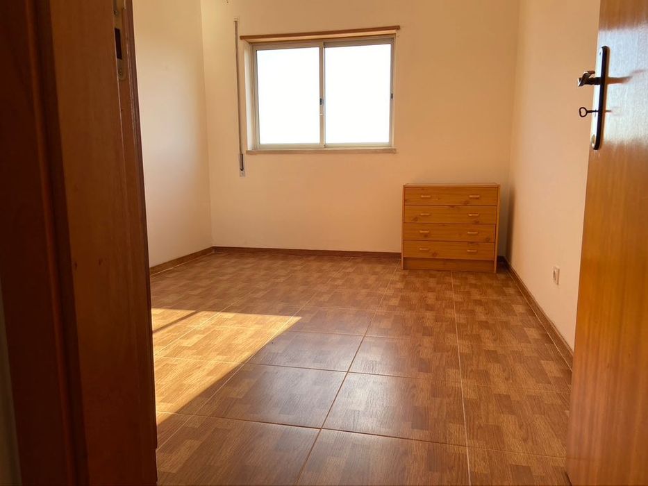 T2 Arrendo – Muito Sol (Sudoeste), Piso Alto, Silêncio, Sossego, e Transportes: Comboio, Metro e BUS - PRAGAL (5 minutos a pé)