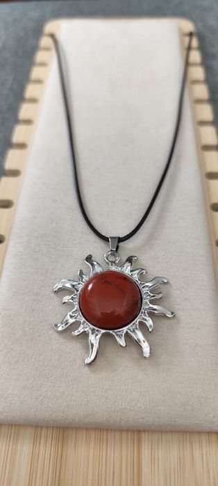 Colar com Sol e Pedra no centro