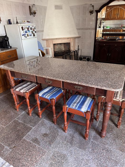 Mesa de granito + 8 bancos