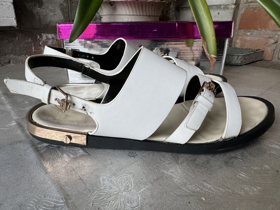 Білі босоніжки