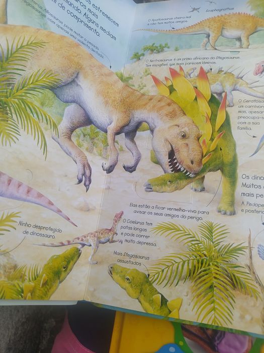Espreita o mundo dos dinossauros livro de Alex frith impecável - envio grátis