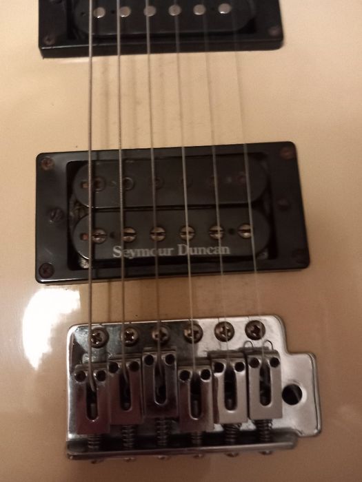 Guitarra eléctrica em caixa com suporte e amplificador