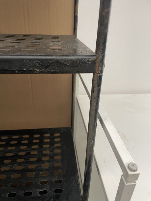 Estantes  de rua com narcas de uso