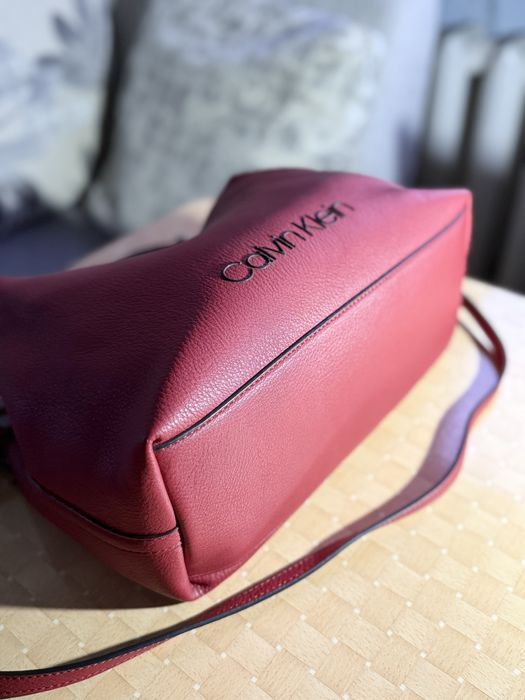 Червона сумка Calvin Klein