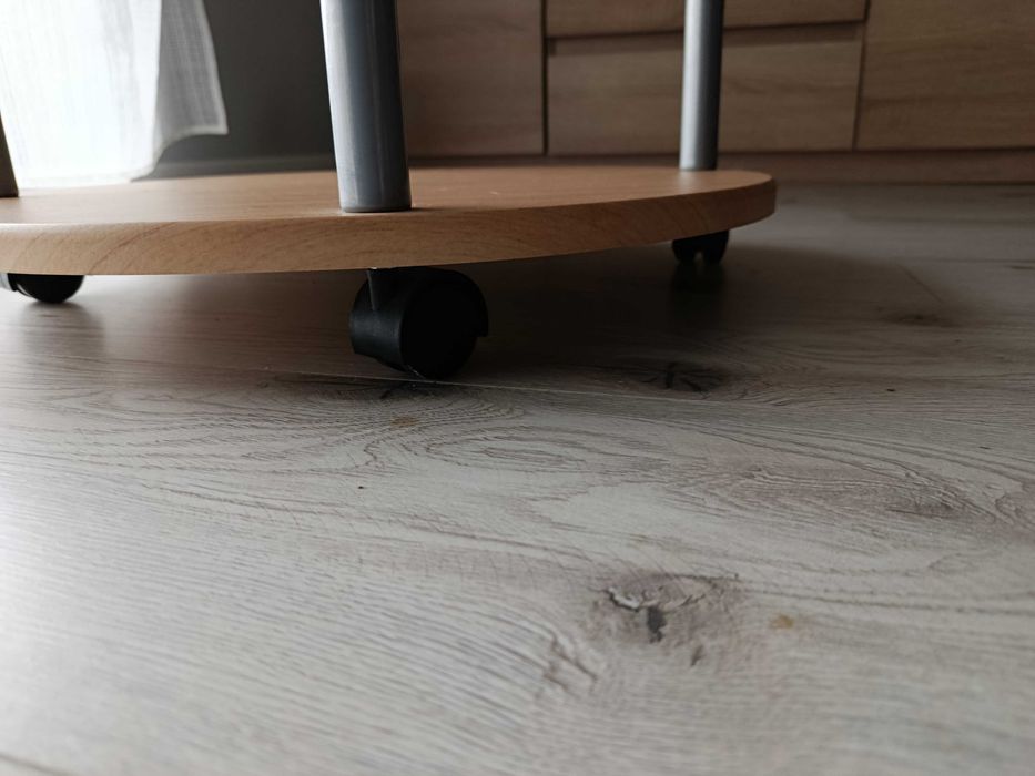 Sprzedam stolik kawowy na kółkach.