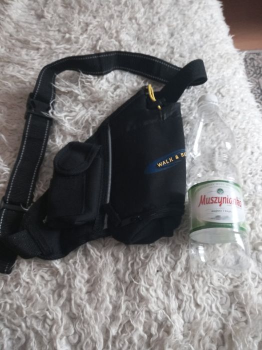 Saszetka turystyczna na butelke wody.