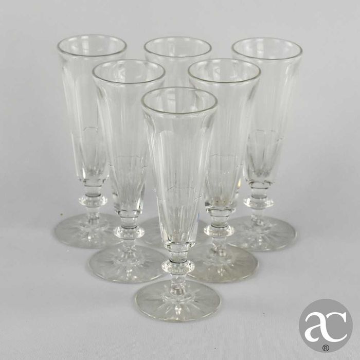 Conjunto de 6 flutes incolores em cristal facetado