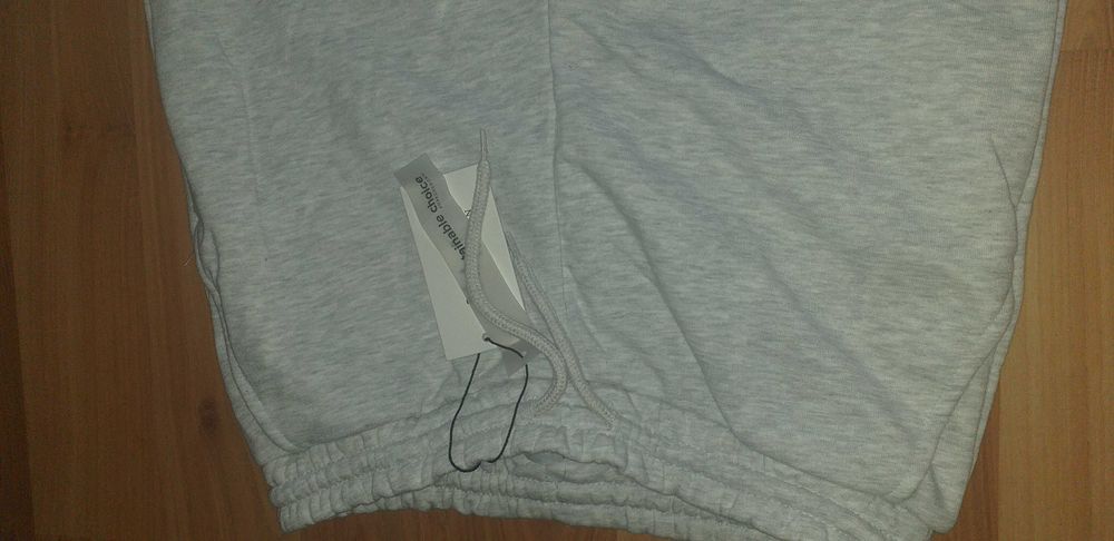 Szare dresy z szerokimi nogawkami