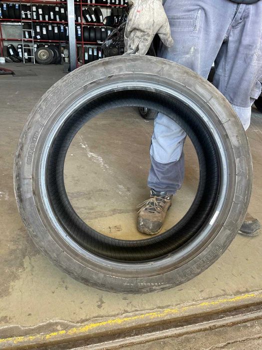 Pneus Pirelli para Mercedes ou Similar pouco usados.
