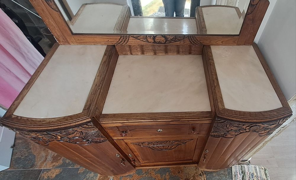 Móvel estilo art déco , aparador de madeira com espelho. Possui detalh
