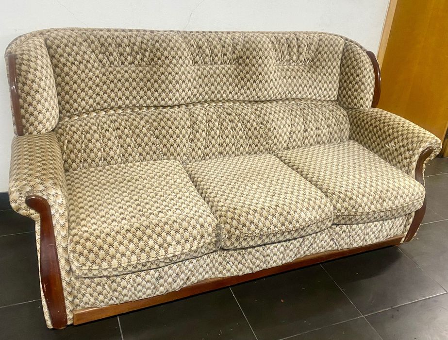 Sofá clássico com estrutura de cama. Pouco usado. Aspeto novo.