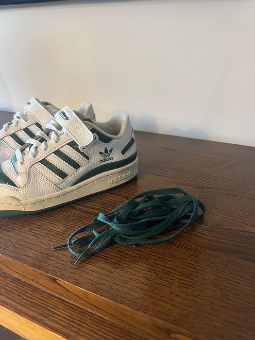 Sapatilhas verdes e brancas da Adidas