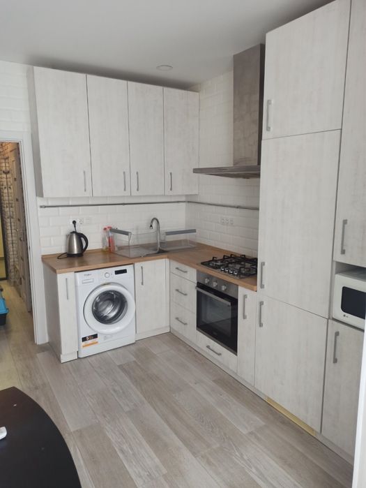 Однокімнатна з хорошим ремонтом, газове опалення, поруч парк Мама