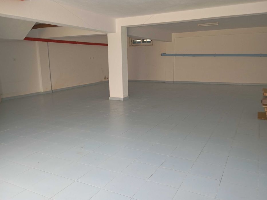 Garagem 80m2 com dois portões automáticos e comando