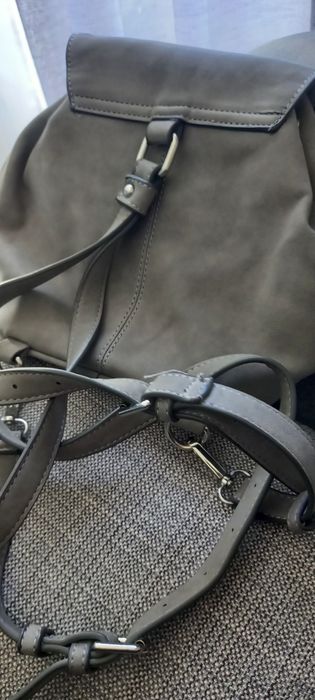 Mochila cinza, pequena, da Parfois