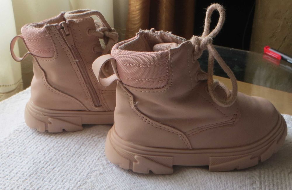 Botas criança, Sola antiderrapante Nº 21 Apertam lado com fecho - Zara