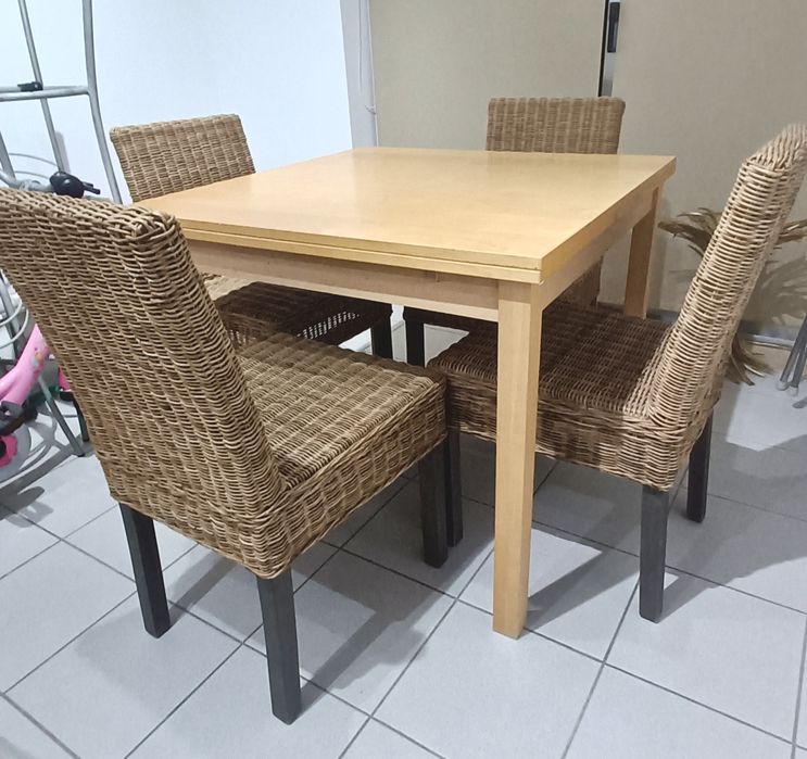 Mesa  de sala com cadeiras