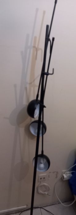 Candeeiro pe três braços 1,60cm Led