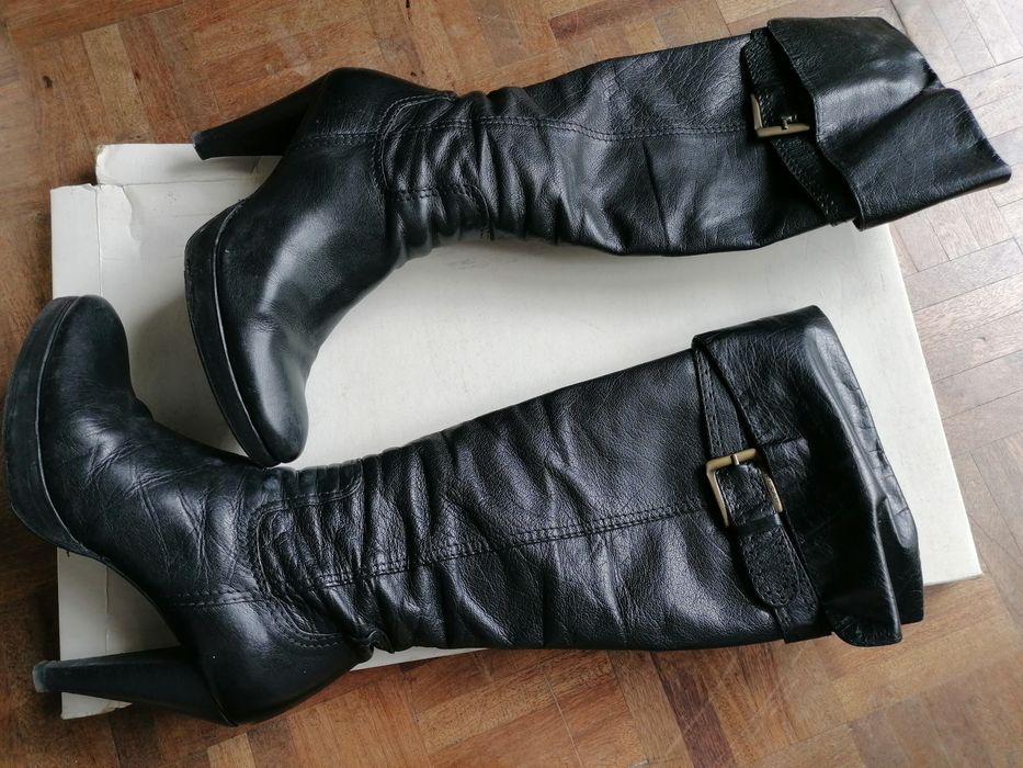 Botas em pele de salto e cano altos