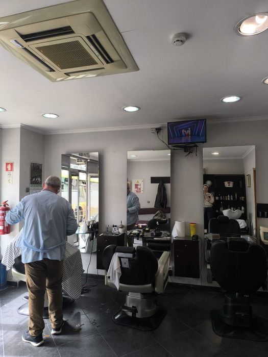 Barbearia com mais de 50 anos de história, clientela fidelizada e pronta a faturar desde o primeiro dia