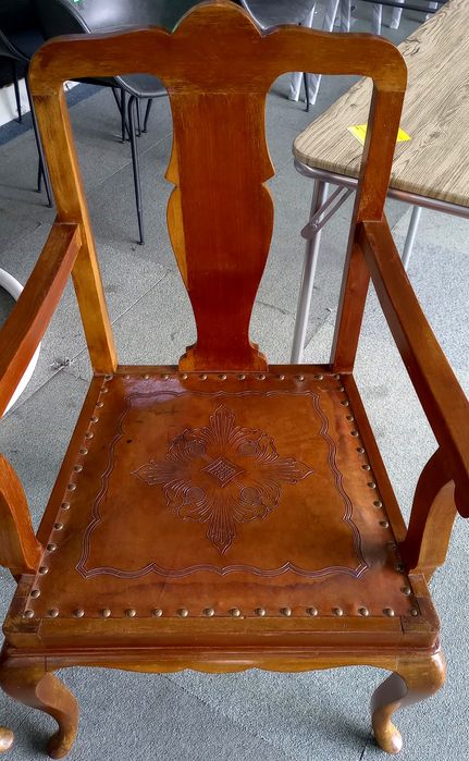 Cadeirões em madeira antigo