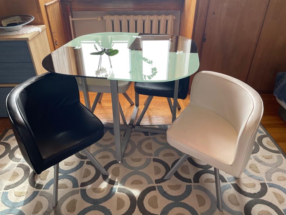 Stół plus krzesła