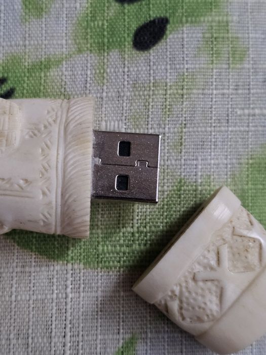 Флеш-карта в футляре из кости Север