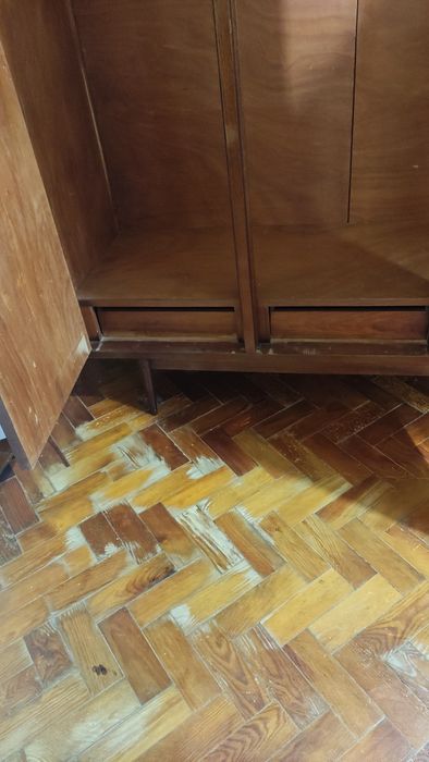 Vende-se roupeiro e cómoda em bom estado