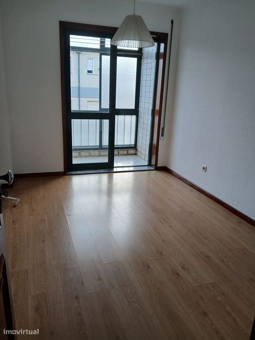 Arrendamento Apartamento - Monte dos Burgos - T1+1 c/garagem