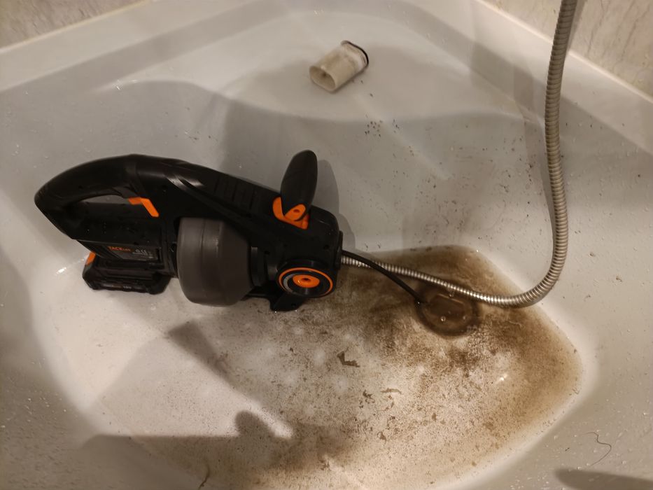 Czyszczenie kanalizacji spiraląelektryczną i inne hydrauliczne naprawy