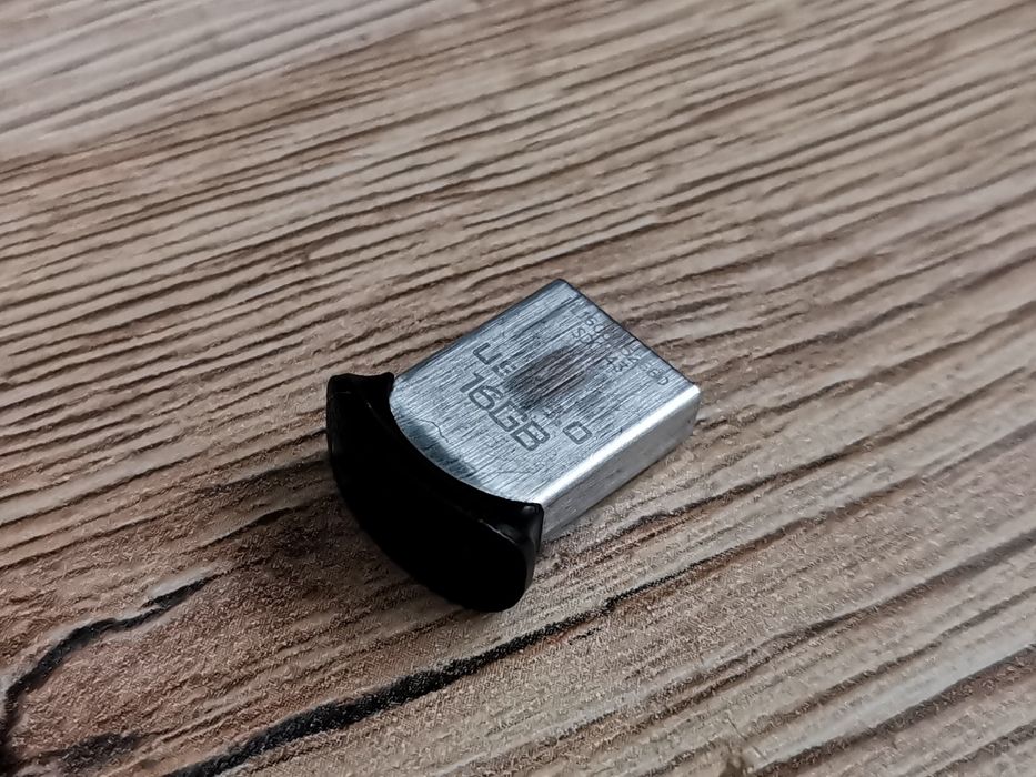 Mały pendrive 16GB
