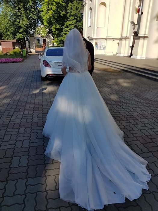 Piekna bogato zdobiona suknia ślubna