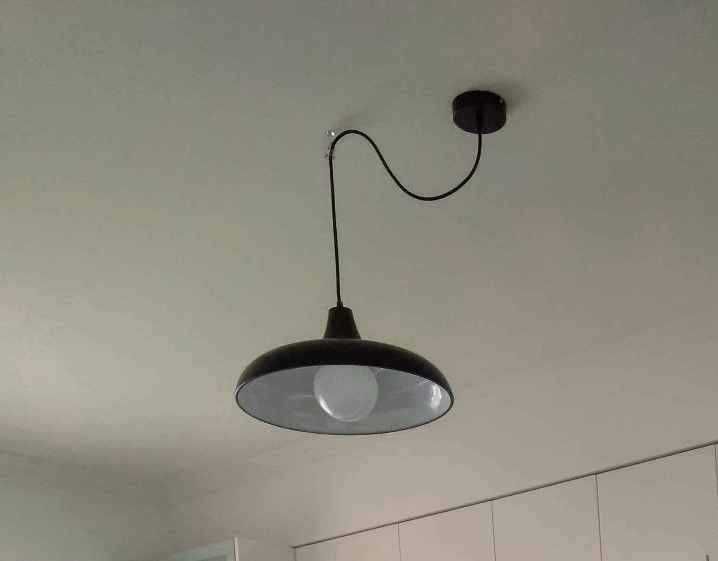 Candeeiro suspenso em metal preto