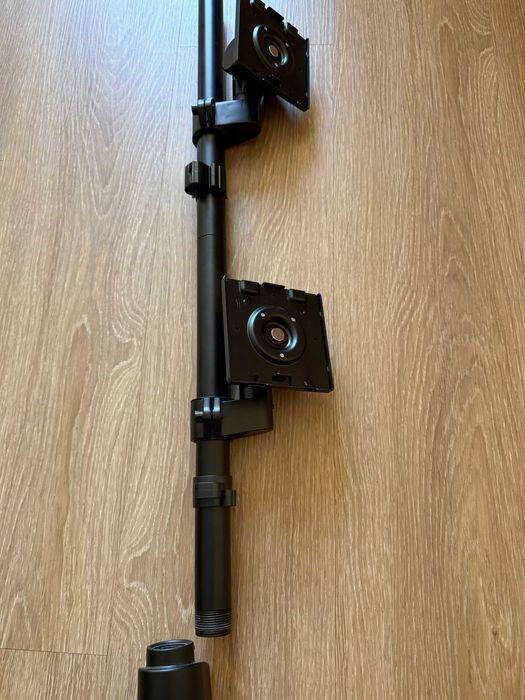 Suporte vertical duplo para monitores 24” a 57” | Robusto, ajustável e ideal para ganhar espaço